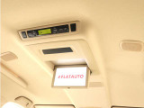 【電動後席モニター】プレミアムサウンド専用!電動開閉後席フリップダウンモニターです。5.1chサウンド、18スピーカーの専用音響システムとなり、人気の装備になります。