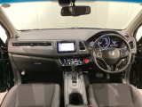 車内は光触媒抗菌消臭施工済です。スタイリッシュなデザインでスポーティなインパネ周りを演出します。グローブボックスやカップホルダーのほかにトレーなどたくさんの収納スペースが付いています。