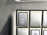 【パワースライドドア】スマートキーや運転席のスイッチでスライドドアの開閉が可能♪電動だから力を入れてドアを開ける必要が無く、小さいお子様でも、重い荷物を持っている時もラクに開け閉めできます♪