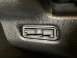 ハンドルの左下にETCがついています。高速道路の料金所の通過も楽々です!。 カードの取り出しもしやすい場所についています。