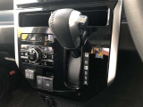 操作しやすいATシフトです。 シフトチェンジを気にしなくていいので運転だけに集中できますね。 自然と手に届くところにある、手になじむ形状のシフトノブがいいですね。