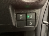 Hondaセンシング用の、VSA(ABS+TCS+横滑り抑制)解除と路外逸脱抑制機能のオンオフスイッチなどはハンドルの右側に装備しています。