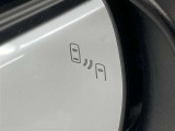 ブラインドスポットモニター(BSM)を装備しています。隣を走る車両が死角に入るとミラー内LEDインジケーターが点灯。さらに、ウィンカーを出すとインジケーターが光って点滅して注意を促してくれます。