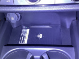 Qi対応のスマートフォンを置くだけで充電ができます。【アクセサリーソケット(電源ソケット)】電源からケーブルをつなげば、スマートフォンなどの電子機器の充電などを行うことができます!