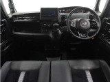 ◆視界広々で非常に運転しやすくロングドライブでも疲れを感じさせないすっきりとまとまったインパネ周りです。