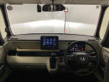 運転席と助手席の間はすっきり、移動も楽々です。さっと手が届く位置にATセレクトレバーやエアコンスイッチなどがあり操作性に優れています