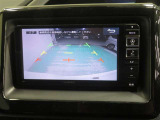 車両後方の映像を映すバックモニター。進路を確認しながら安全に車庫入れできます。