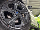 【純正17インチアルミホイール】外観にマッチした純正アルミホイールを装着しております。各種社外アルミホイールや、スタッドレスタイヤも取扱いしております。是非ご相談ください♪