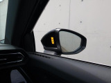 アウディサイドアシスト『後方の死角を並走する車両を検知しドアミラーの内側のLEDが点灯。ドライバーに注意を促し事故を未然に防ぐシステムです。』