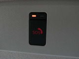 急病時や危険を感じた時、SOSコールスイッチを押すと専門のオペレータに繋がって、警察や消防への連携をサポートしてくれます。また、万が一の事故発生時には、エアバッグ展開と連動して自動通報します。
