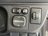 【電動格納ミラー】サイドミラーは電動格納式となっており、狭い駐車場でもキズがつくリスクを抑えられます。