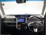 デザインもよく、居心地のよい運転席ですね。分かりやすいスイッチ類ですから操作もしやすく運転をサポートします。ぜひご来店いただき、実際にお座りいただいてステアリングを握ってみてください!