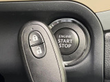 【キーレススタートシステム】カバンやポケットに入れたままでもドアの施錠・解錠が可能なスマートキーを装備。エンジンのオン・オフ時もカギを取り出す必要が無いからとっても便利です♪