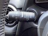 レバーをAUTOの位置にしているとき、レインセンサーが雨を感知すると、雨量に応じてワイパーが自動で作動してくれるオートワイパーを装備!設定変更で非作動にすると、間欠作動に固定されます。