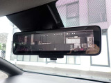 スマートルームミラーがリヤカメラで車両後方の映像ルームミラー表示しをクリアな後方視界を確保してくれます♪
