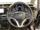 運転にかかわる様々な操作を安全に行えるように視点移動が少なく操作性に配慮されたスイッチ類が凝縮されたコクピットです。