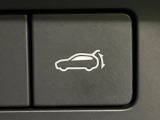 【パワーバックドア】スマートキーや運転席のボタンを押すだけでリアゲートが自動で開閉します!荷物を持っている時や、高い位置にあるバックドアを閉める際に便利な機能です♪