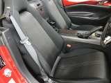 運転席と助手席の間には小物入れとドリンクホルダーがあります