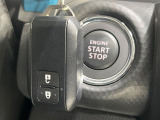 【キーレススタートシステム】カバンやポケットに入れたままでもドアの施錠・解錠が可能なスマートキーを装備。エンジンのオン・オフ時もカギを取り出す必要が無いからとっても便利です♪