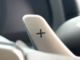 【パドルシフト】ハンドルから手を離さずに素早くシフトアップ&ダウンができるので、エンジンブレーキを使う下り坂や高速道路の合流で加速したい場面で役立ちます。