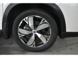 純正18インチアルミホイールタイヤサイズは225/55R18です。