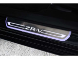 ディーラーオプションのサイドステップガーニッシュ装備!ZR-Vに乗り込むとき、上質な輝きで気分を盛り上げてくれます!