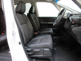 ゆったり大きくサポートも深いフロントシートです。室内はクリーニング済みです。
