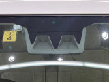 【スマートアシスト】走行中に前方の車両等を認識し、衝突しそうな時は警報とブレーキで衝突回避と被害軽減をアシスト。より安全にドライブをお楽しみいただけます。