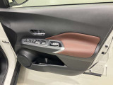【運転席ドア】ボトルホルダーや収納ポケットが付いているので運転席周りもスッキリ保てます★