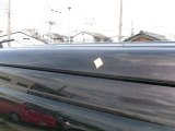 ルーフの運転席側後方にキズがあります。