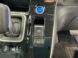電動パーキングブレーキは、従来の足踏み式に比べ、しっかりと車をホールドしてくれるので安心です。女性の方には特に安心いただける装備です