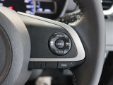 アダプティブクルーズコントロール機能付きです。走行中に先行車の様子を検知しながら、設定した車速の範囲内で先行車との距離のキープを支援します。詳細は販売店スタッフまでおたずねください。