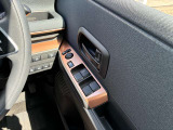 運転席側のドア部。こちらのスイッチでドアミラーの角度調整やパワーウィンドーの操作が可能になります。