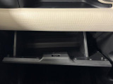 【グローブボックス】車検証入れ等の収納に便利です♪