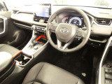 【運転席まわり】・・・ハンドルやシートなども隅々までクリーニング済み。キレイな車内でドライブがより一層快適にお楽しみいただけると思います。