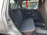 リヤシートも全車消毒済み。足元も軽とは思えない広さがあります。ドアには小物を収納できる便利な【リヤポケット】付。