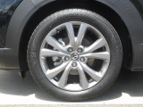 18インチ純正アルミホイールを装備。タイヤサイズは215/55R18となります。
