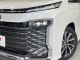 【LEDヘッドライト】悪天候や夜間走行時も良好な視界を確保し安心して運転できる高輝度LEDヘッドライトを装備!点灯速度が早く、消費電力も抑えられています。