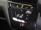 【オートエアコン】車内温度を感知して自動で温度調整をしてくれるのでいつでも快適な車内空間を創り上げます!どの席に座っても快適なドライブが楽しめます♪