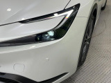 【LEDヘッドライト】悪天候や夜間走行時も良好な視界を確保し安心して運転できる高輝度LEDヘッドライトを装備!点灯速度が早く、消費電力も抑えられています。