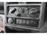 マニュアルエアコンのお車です!直感的な操作で車内の温度を調節することができます!