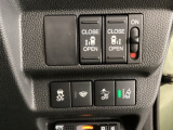 両側電動スライドドアは運転席から操作ができるよう、操作スイッチが付いています。Hondaセンシング用のVSA(ABS+TCS+横滑り抑制)解除と路外逸脱抑制機能などのスイッチがあります。