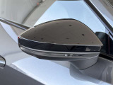 ●アウディサイドアシスト『後方の死角を並走する車両を検知しドアミラーの内側のLEDが点灯。ドライバーに注意を促し事故を未然に防ぐシステムです。』