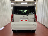 跳ね上げ式バックドアなので、雨天時の荷物の出し入れの際も濡れにくいです。