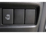 助手席側スライドドアの開閉は、ドアハンドルはもちろん運転席からのスイッチ操作でも可能です。お子様の送迎時の乗り降りも一段と楽になります。