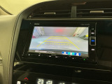 リバースギアに入れるだけで後方の表示へ切り替わります。夜間や雨の日の駐車も楽になりますよ。