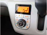 左右独立温度コントロールフルオートエアコンです。運転席、助手席それぞれで独立して温度設定ができます。冷え性の方が乗っても安心ですね♪