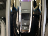 セレクトレバーの下に電子制御パーキングブレーキがあります。スイッチひとつで、停車した地点の傾斜などをシステムが検知・判断してブレーキ力を自動的に最適制御し、しっかり停車できるパーキングシステムです。