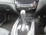 快適なオートエアコン・シートヒーター装備・シンプルナシフトレバー