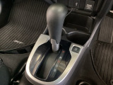 CVT車のセレクトレバーです。低速から高速まで、変速ショックのないスムーズな走りを実現するとともに、エンジン効率のよい領域を維持することで燃費にも貢献します。